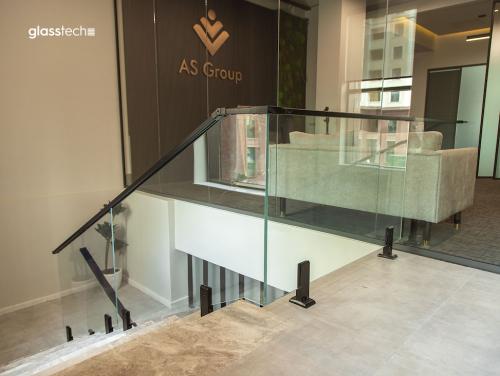 Şüşə məhəccər perila